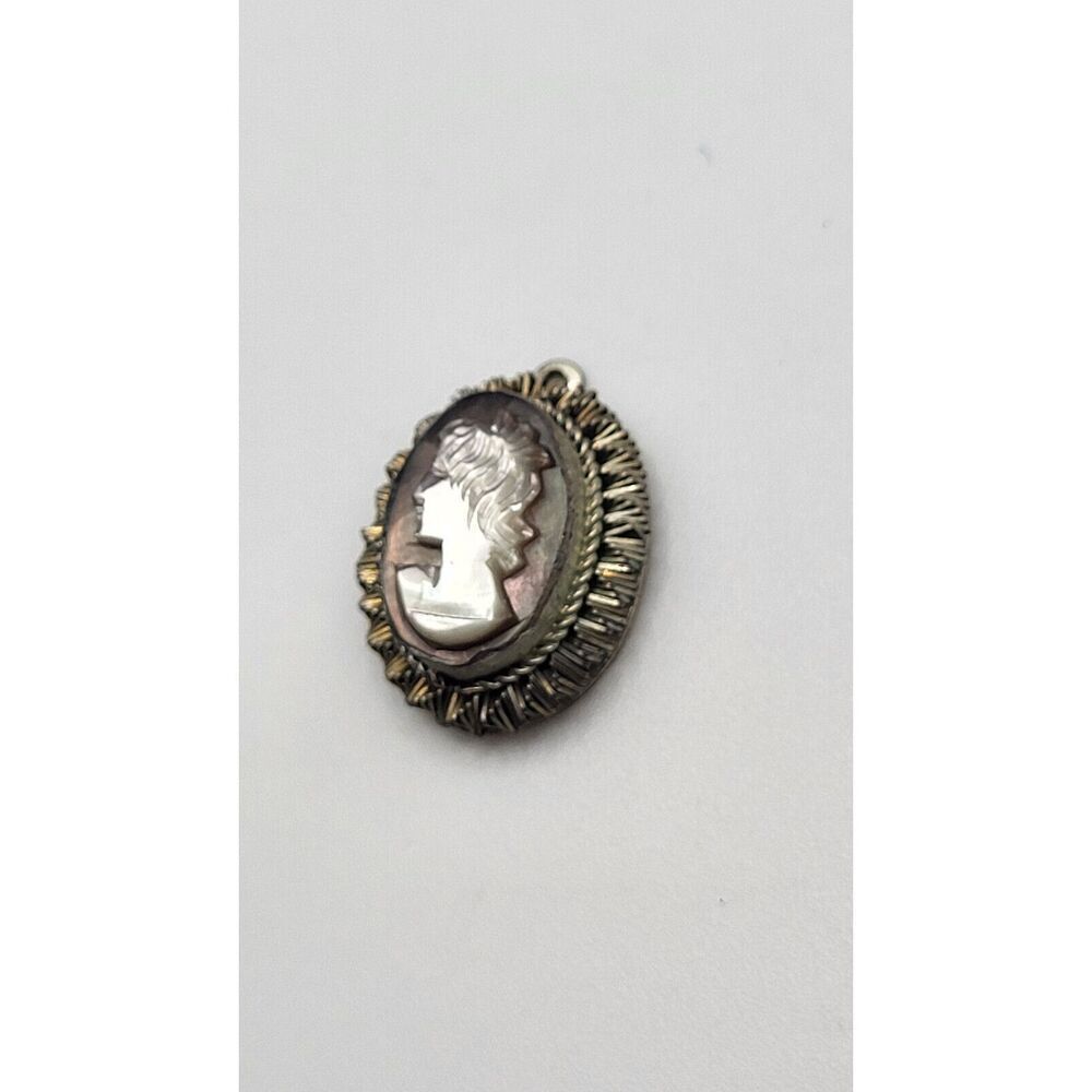 True Vintage Carved Mother of Pearl Cameo Pendant Stamped 26800 .75in